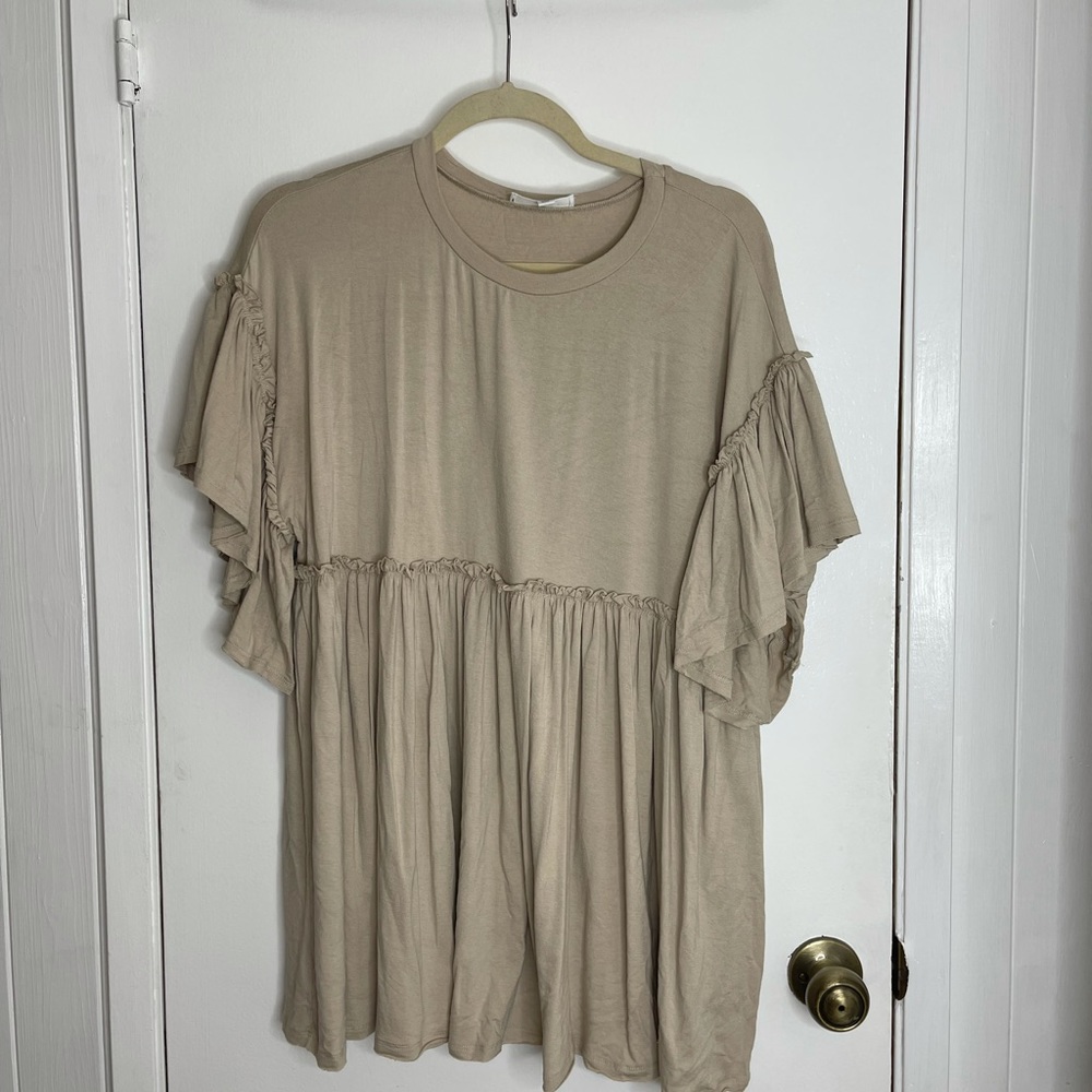 Stretchy flowy shirt- gently worn